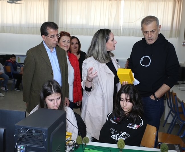 Πειραιάς: Ο Γιάννης Μώραλης επισκέφθηκε σχολεία της πόλης και άκουσε τους μαθητές να δίνουν λύσεις μέσω ρομποτικής