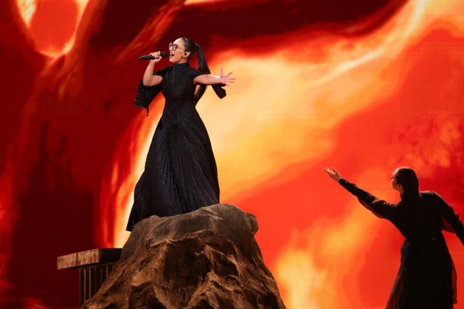 Eurovision 2025: Ποια είναι η "μαυροφορεμένη μάνα" που ήταν μαζί με την Κλαυδία στη σκηνή και εντυπωσίασε [βίντεο]