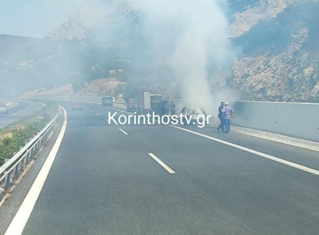 Εθνική Οδός Αθηνών - Κορίνθου: ΙΧ τυλίχτηκε στις φλόγες [εικόνες - βίντεο]