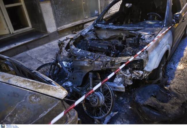 Εμπρηστική επίθεση στη Θεσσαλονίκη - Έκαψαν δύο ΙΧ και μία μηχανή [εικόνες]