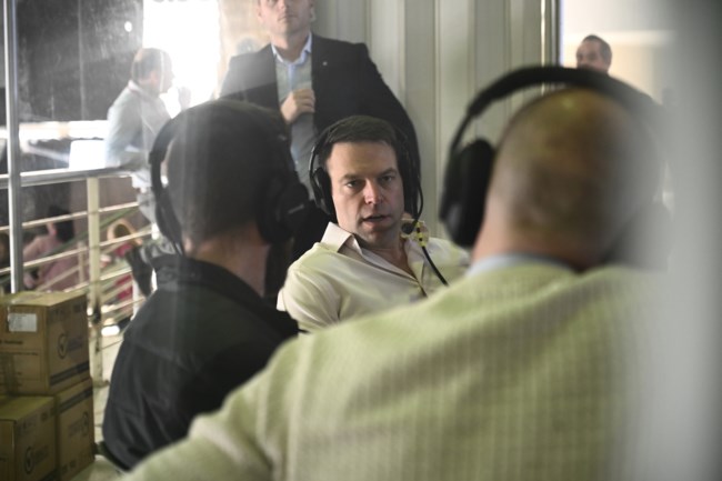 ΚΑΣΣΕΛΑΚΗΣ ΣΤΟ ΚΟΚΚΙΝΟ