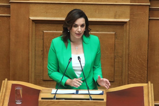 Φαντεζί εμφανίσεις στη Βουλή - Οι κυρίες που έβαλαν έντονα χρώματα στη σημερινή συνεδρίαση [εικόνες]