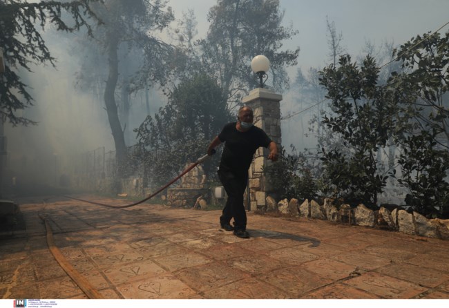 Φωτιά στη Σταμάτα: Καίγονται σπίτια - Σκληρή μάχη της Πυροσβεστικής με την ανεξέλεγκτη πυρκαγιά [Εικόνες - Βίντεο]