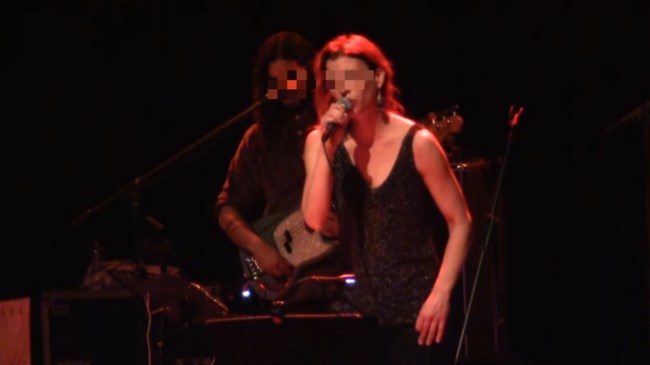 Κολωνάκι: Αυτή είναι η γνωστή τραγουδίστρια που στραπατσάρισε μεθυσμένη πέντε σταθμευμένα αυτοκίνητα