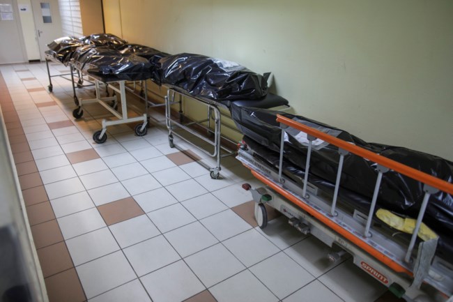 Απίστευτες σκηνές στη Ρουμανία: Βάζουν οξυγόνο σε ασθενείς με κορονοϊό μέσα σε αυτοκίνητα- Πεθαίνουν 500 κάθε μέρα