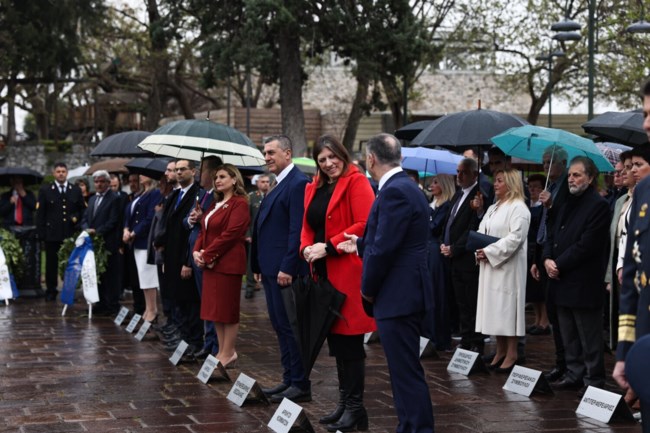 Απρέπεια της Κωνσταντοπούλου στη Λάρισα: Αρνήθηκε να δώσει το χέρι στον εκπρόσωπο της κυβέρνησης [εικόνες]
