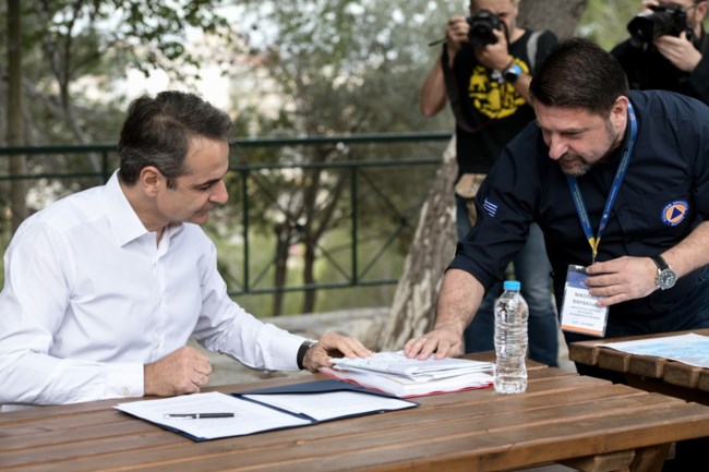 Μητσοτάκης: Σύσκεψη στην Ηλιούπολη και τον Υμηττό με Χαρδαλιά και Χρυσοχοΐδη- Για τις πυρκαγιές