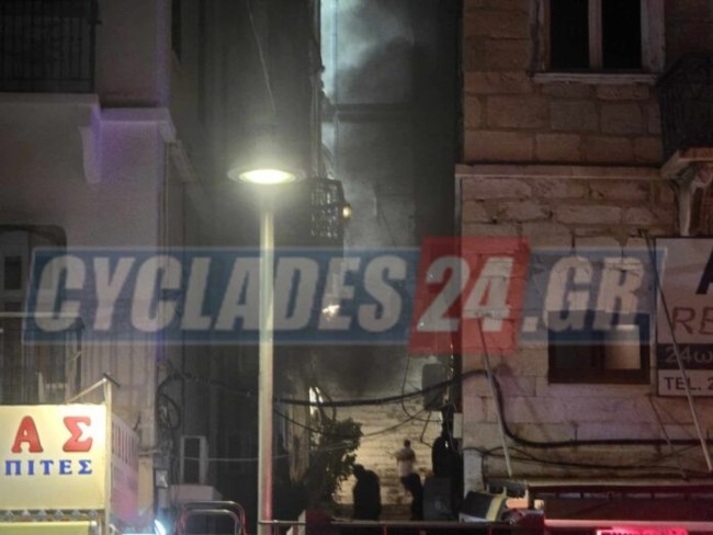 Φωτιά σε σπίτι στο λιμάνι της Ερμούπολης - Απεγκλωβίστηκε μία γυναίκα  [βίντεο - φωτογραφίες]