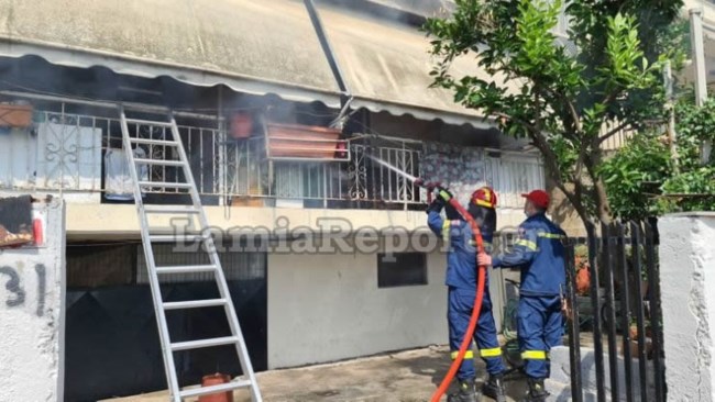 Λαμία: Όρμησε μέσα στις φλόγες και έσωσε 87χρονη γιαγιά [εικόνες - βίντεο]