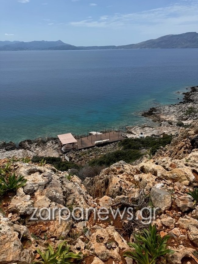 Χανιά: Στήνουν εξέδρα για beach bar πάνω σε βράχια σε περιοχή Natura [εικόνες]