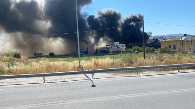Φωτιά στο Ηράκλειο: Πυκνοί μαύροι καπνοί στην περιοχή - Γρήγορα πήρε διαστάσεις [Εικόνες-Βίντεο]