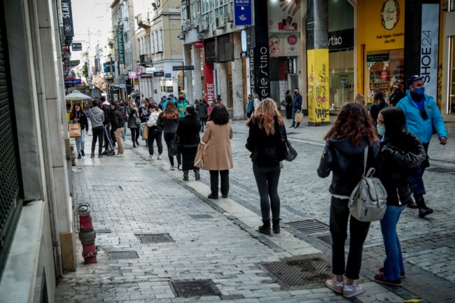 Λαοθάλασσα ξανά στην Ερμού - Ίδια εικόνα και στη Θεσσαλονίκη, παρά τις συστάσεις για αποφυγή συνωστισμού
