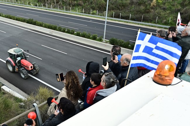 Φτάνουν στην πρωτεύουσα τα τρακτέρ - Αποφύγετε το κέντρο της Αθήνας, λέει η αστυνομία [εικόνες - βίντεο]
