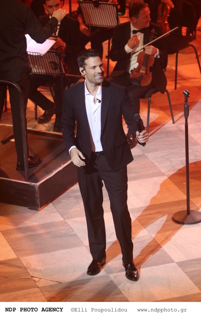 Ο Κωνσταντίνος Αργυρός μάγεψε το Ηρώδειο: Με Γλύξμπουργκ, Λάτση, γονείς, πεθερικά και την εγκυμονούσα σύντροφό του