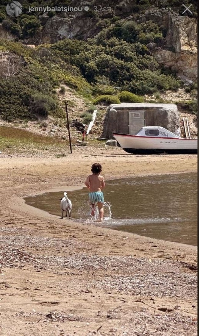 H Τζένη Μπαλατσινού για μπάνιο με τον Παναγιώτη Αντώνιο στην Πάτμο - Το μαγιό με vintage vibes