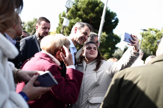 Μητσοτάκης: "Οι τιμές θα πέσουν" - Η συζήτηση με πολίτες σε καφέ για την ακρίβεια, μετά την επίσκεψη στον Δημόκριτο