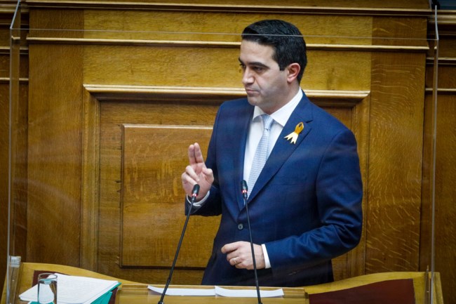 Βουλή: Tι συμβολίζει η χρυσή κορδέλα που φορούσε στο πέτο του ο Μιχάλης Κατρίνης [Εικόνες]
