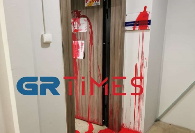 Θεσσαλονίκη: Επίθεση με μπογιές και τρικάκια στο γραφείο του Δημήτρη Βαρτζόπουλου [εικόνες-βίντεο]