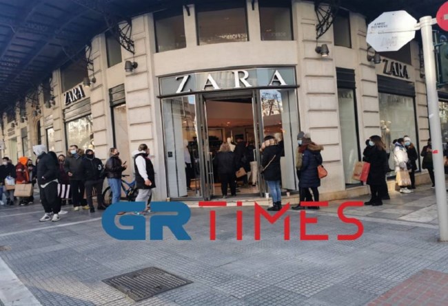 Θεσσαλονίκη: Άνοιξαν τα εμπορικά καταστήματα και...άρχισαν και οι πρώτες ουρές [εικόνες]
