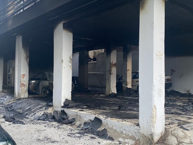 Θεσσαλονίκη: Στις φλόγες δύο αυτοκίνητα και μία μηχανή σε πυλωτή πολυκατοικίας στην Τούμπα [εικόνες - βίντεο]