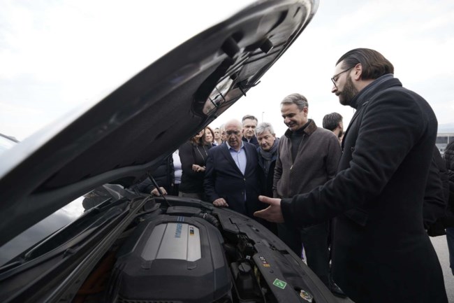 Το test drive Μητσοτάκη στην Κοζάνη: Οδηγεί αυτοκίνητο υδρογόνου και σχολιάζει [εικόνες - βίντεο]