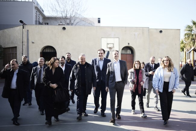 Ο Μητσοτάκης επισκέφθηκε το 8ο Δημοτικό σχολείο στη Νέα Φιλαδέλφεια - Η χαλαρή κουβέντα με τους μαθητές