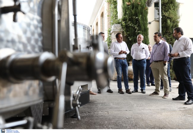 Τσίπρας με Οινοποιούς: Δεν υπάρχει δικαιολογία να μην στηριχτούν οι επιχειρήσεις - Αιχμηρή απάντηση της ΝΔ