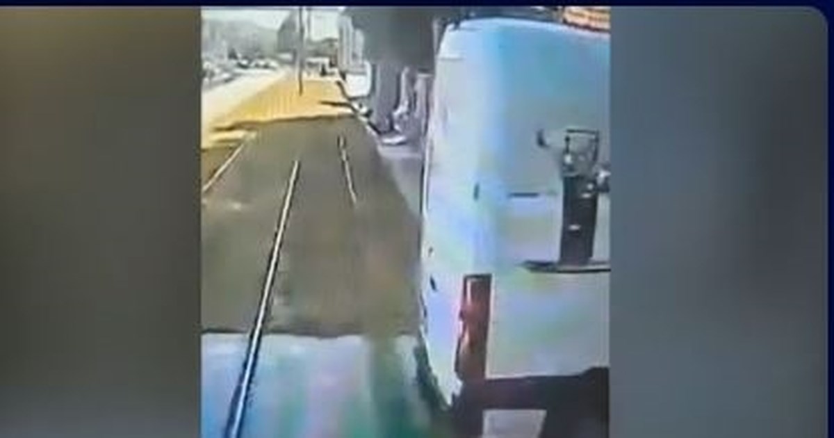 Άλιμος: Η στιγμή της σύγκρουσης του τραμ με βαν – Βίντεο ντοκουμέντο