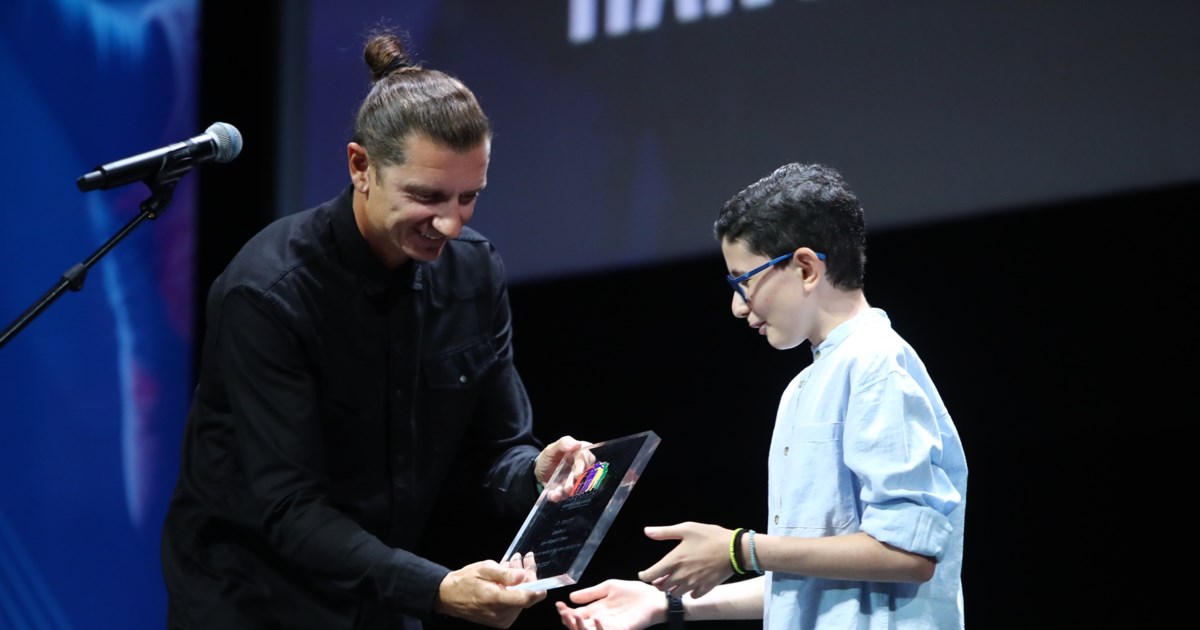 Ο μικρός Μιχαήλ που νίκησε τον καρκίνο επισκέφτηκε προπόνηση της ΑΕΚ - Η αγκαλιά με τους παίκτες [βίντεο]