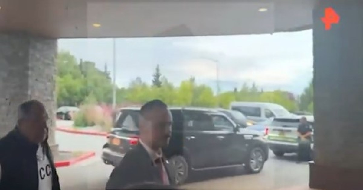 CNN: Ο ισχυρός συμβολισμός πίσω από το σοβιετικό φούτερ του Λαβρόφ στο Άνκορατζ [βίντεο]