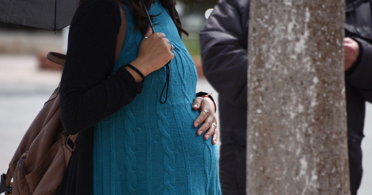 Κεραμέως: Άδεια και επίδομα μητρότητας για μητέρες σε ΔΕΚΟ, τράπεζες, ΜΜΕ - Αναδρομικά από τον Νοέμβριο του 2022