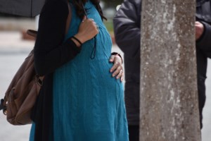 Κεραμέως: Άδεια και επίδομα μητρότητας για μητέρες σε ΔΕΚΟ, τράπεζες, ΜΜΕ - Αναδρομικά από τον Νοέμβριο του 2022