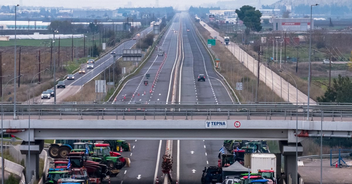 Αγροτικά μπλόκα: Ποια είναι η κατάσταση στην Εθνική Οδό - Πού γίνεται εκτροπή των οχημάτων