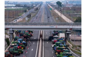 Αγροτικά μπλόκα: Ποια είναι η κατάσταση στην Εθνική Οδό - Πού γίνεται εκτροπή των οχημάτων