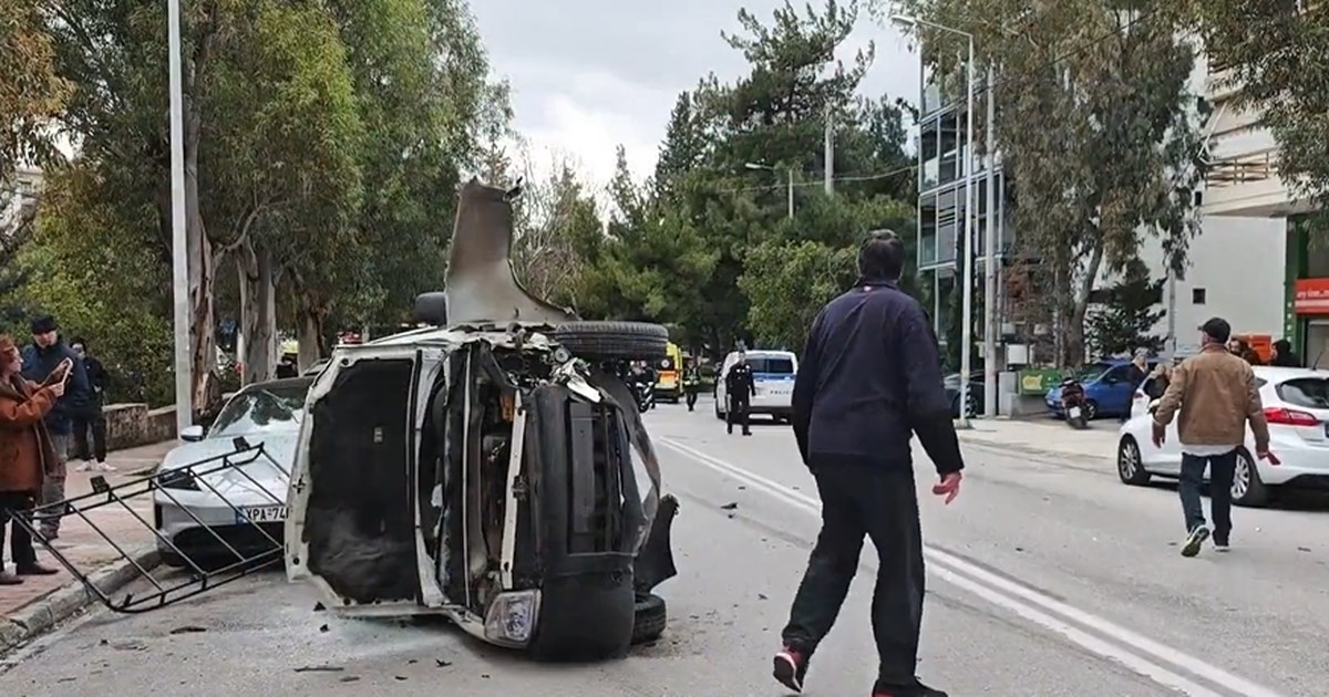 Πώς έγινε το απίστευτο τροχαίο με νεκρό στο Νέο Ψυχικό: 88χρονη οδηγός έπεσε σε φορτηγάκι και μετά παρέσυρε ΙΧ και μηχανές