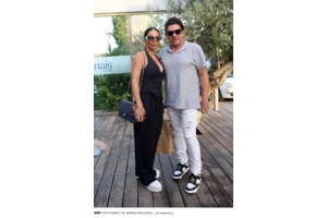 Πάει Αλβανία με ...οτοστόπ η Κέλλυ Κελεκίδου - Η φωτογράφιση σε περίπτερο πριν τη συναυλία στην Κορυτσά - εικόνα 4