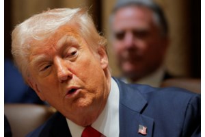 "Η Ευρώπη πρέπει να κάνει τον Τραμπ να πονέσει πολύ": Ο Φρανσουά Ολάντ για την απειλή δασμών