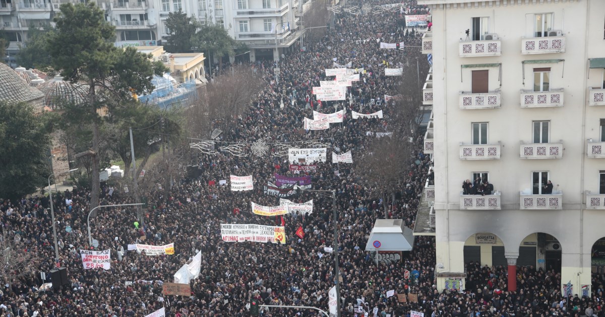 Συγκέντρωση για τα Τέμπη στη Θεσσαλονίκη: Βανδάλισαν το μετρό – Γκράφιτι και μπογιές σε σταθμούς [εικόνες] - εικόνα 6