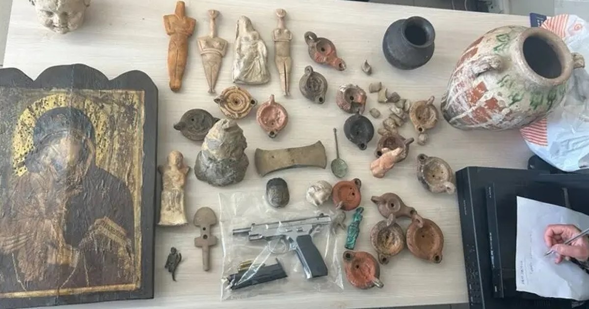 Φλώρινα: 67χρονη συνελήφθη για αρχαιοκαπηλία - Αρχαία νομίσματα, μεταβυζαντινές εικόνες και απολιθώματα στο σπίτι της - εικόνα 3