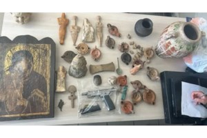 Φλώρινα: 67χρονη συνελήφθη για αρχαιοκαπηλία - Αρχαία νομίσματα, μεταβυζαντινές εικόνες και απολιθώματα στο σπίτι της - εικόνα 3