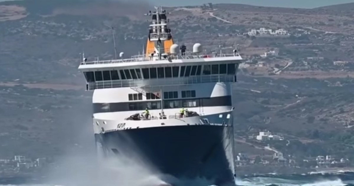 Τήνος: Τα μανιασμένα κύματα παρέσυραν αυτοκίνητα - Οδηγός προσπάθησε να σώσει το ΙΧ του [βίντεο]