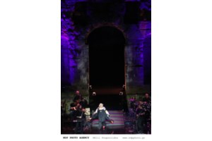 Μαρινέλλα: Η συγκινητική υποδοχή του κόσμου στο ασθενοφόρο που μεταφέρει την τραγουδίστρια "βίντεο' - εικόνα 2