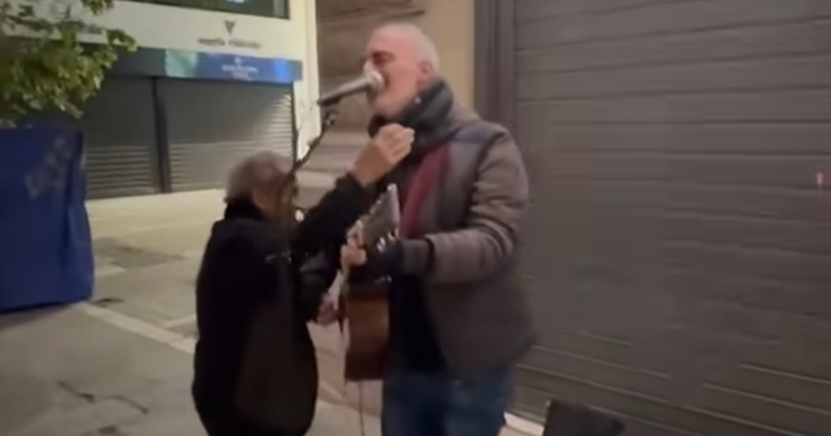 "Μου χάρισε μια στιγμή που δεν θα ξεχάσω όσο ζω": Η ανάρτηση του μουσικού του δρόμου για την αγκαλιά με τον Ξαρχάκο