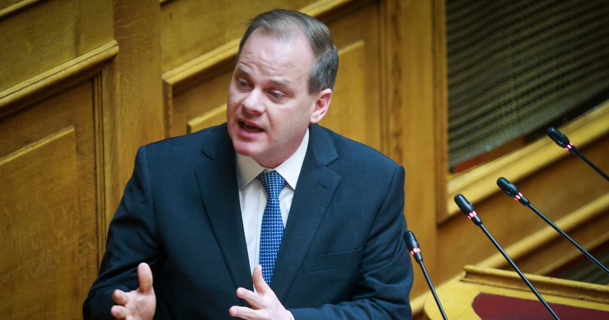 Η "απολογία" Καραμανλή στη Βουλή για τα Τέμπη - Αιχμηρά σχόλια της αντιπολίτευσης για το θερμό χειροκρότημα των "γαλάζιων" - εικόνα 2