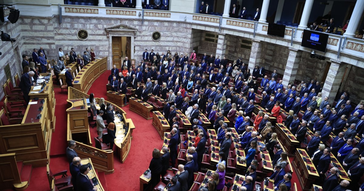 Όσα συνέβησαν στην ψηφοφορία στη Βουλή για την εκλογή ΠτΔ: Οι χειραψίες, οι αγκαλιές και τα... πηγαδάκια [εικόνες] - εικόνα 23