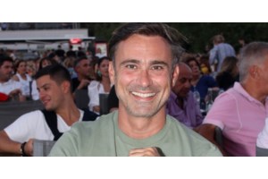 Κατερίνα Θεοχάρη: Ήθελαν πάρα πολλές να παίξουν την "κοντή" στο Παρά Πέντε - Έπαιρναν τον Καπουτζίδη τηλέφωνο για τον ρόλο