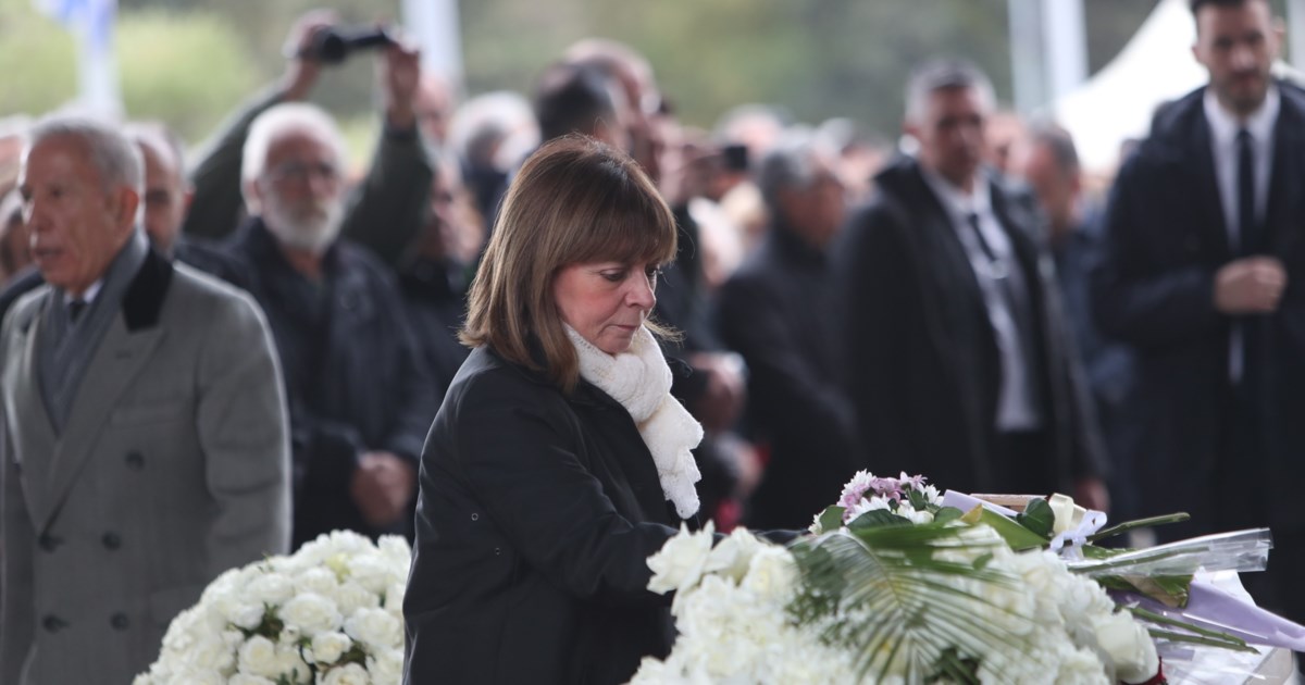 Χιλιάδες κόσμου στην κηδεία Μπουτάρη: Τα δάκρυα του γιου του πάνω από το φέρετρο - Ποιοι έδωσαν το παρών στο τελευταίο αντίο - εικόνα 31