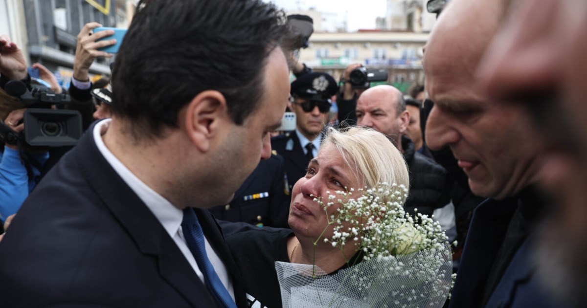 Ξεσπά η μητέρα θύματος για το "μπάζωμα" στα Τέμπη: Οι γερανοί δούλευαν κανονικά στο χώμα, μετά έριξαν το τσιμέντο - εικόνα 2