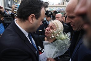 Ξεσπά η μητέρα θύματος για το "μπάζωμα" στα Τέμπη: Οι γερανοί δούλευαν κανονικά στο χώμα, μετά έριξαν το τσιμέντο - εικόνα 2