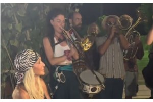 Η Άννα Βίσση αιφνιδίασε τη Σοφία Καρβέλα: Μπήκε ξαφνικά στο δωμάτιο ενώ έβγαζε βίντεο - "Είναι πιο διάσημη από μένα"